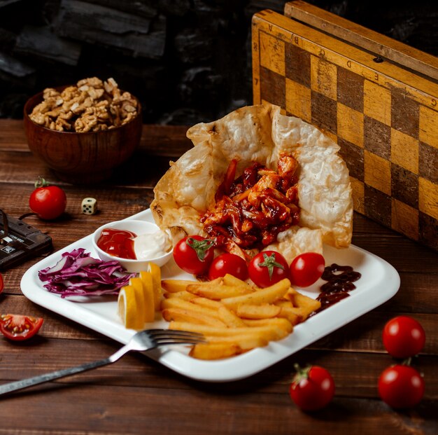 Frango frito com batatas fritas e legumes