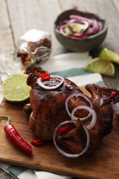 Foto grátis frango frito com cebola e pimenta