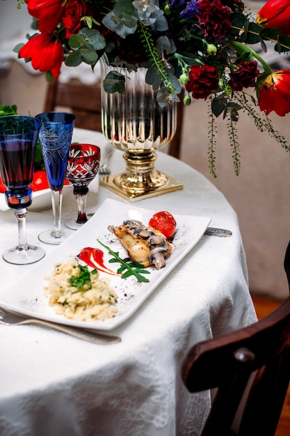 Frango frito com cogumelos e tomate