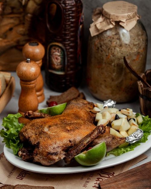 Foto grátis frango frito com legumes e frutas na mesa