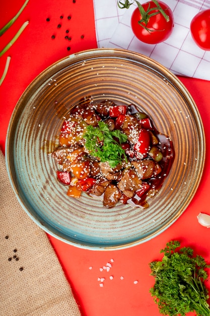 Foto grátis frango frito com legumes em molho