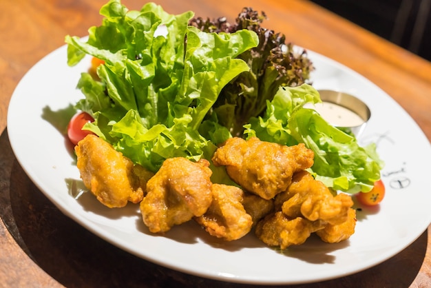 Frango frito com salada