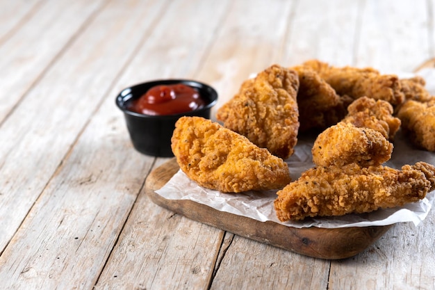 Frango frito crocante de kentucky na mesa de madeira