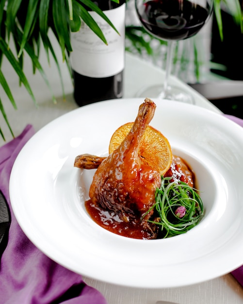 Frango frito em molho doce com uma fatia de limão