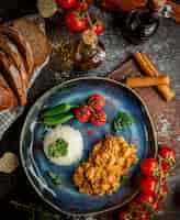 Foto grátis frango frito em molho e arroz com legumes