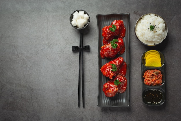 Foto grátis frango frito em molho picante no estilo coreano