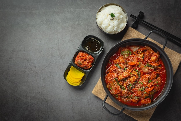 Frango frito em panela quente com molho picante no estilo coreano