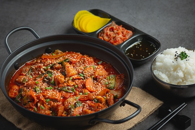 Frango frito em panela quente com molho picante no estilo coreano