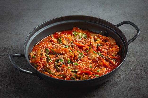 Frango frito em panela quente com molho picante no estilo coreano