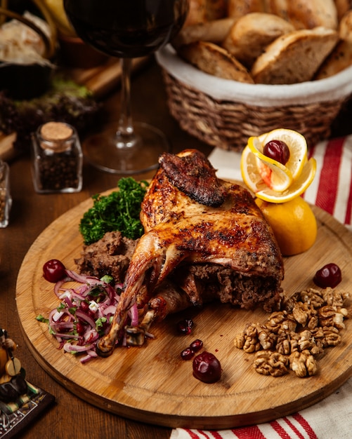 Frango grelhado com fatias de limão e nozes