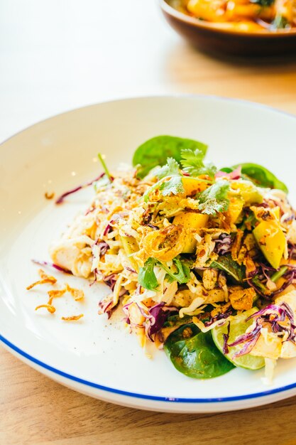 Frango grelhado com salada de vegetais