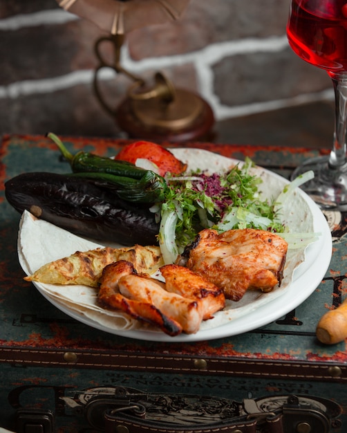 Frango grelhado com tomate, berinjela e ervas.