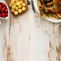 Foto grátis frango grelhado servido com legumes para o jantar