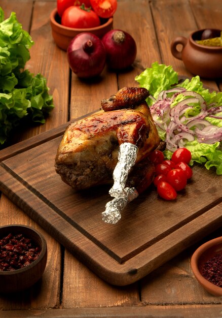 Frango Lyavanga com tomate cereja, cebola e alface