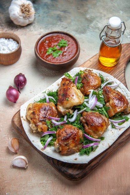 frango óleo sal molho cebola alho frango com ervas em lavash no quadro