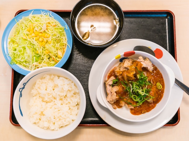 Foto grátis frango temperado com molho de kimchi