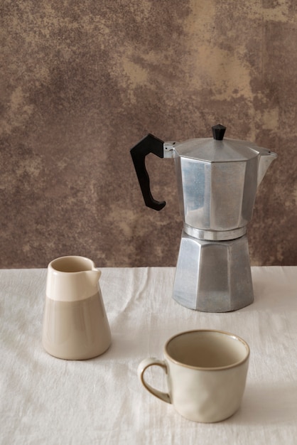 Foto grátis frasco de alto ângulo e xícaras de café
