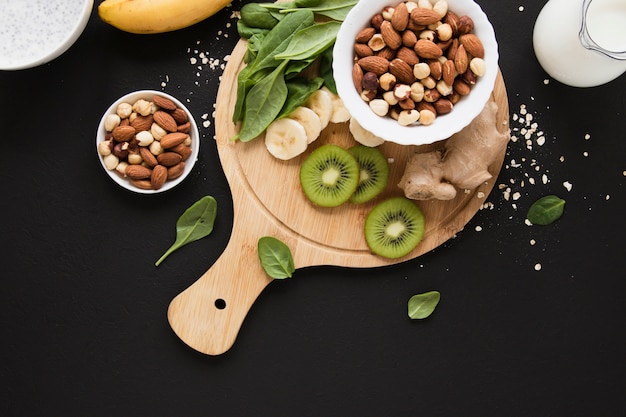 Foto grátis frasco de aveia plana leigos com frutas e mistura de nozes