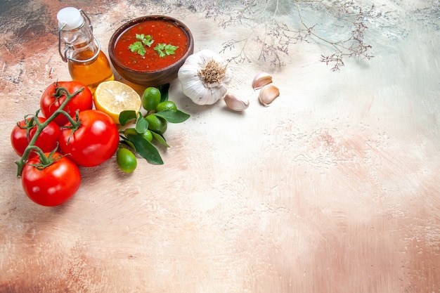 Foto grátis frasco de molho de tomate com óleo de tomate com pedicelos molho de limão e alho