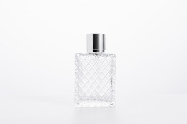 Frasco de perfume de vidro elegante isolado em uma superfície branca