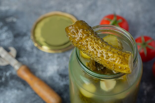 Frasco de picles aberto. Pickle no frasco.