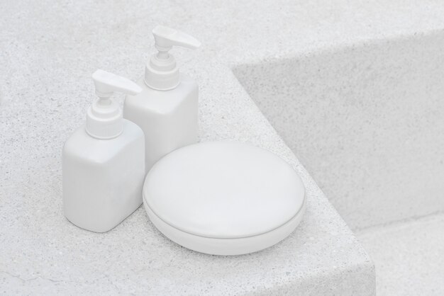 Foto grátis frasco de sabonete branco em piso de mármore