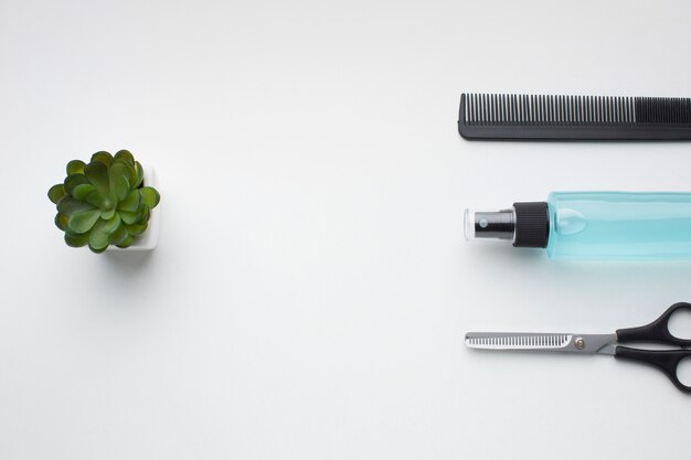 Frasco de spray e ferramentas para o cabelo