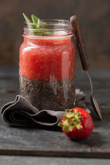 Frasco de vista superior com sementes de chia e purê de frutas