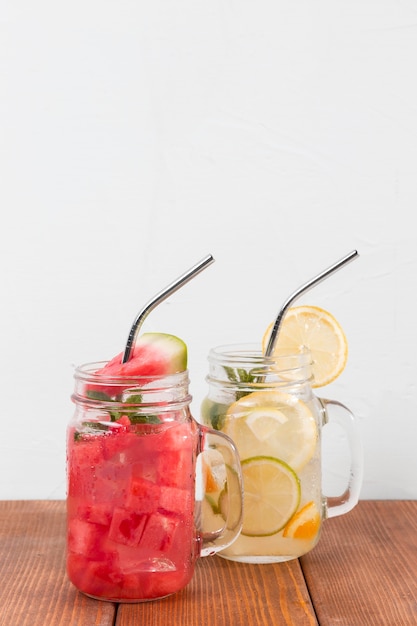 Foto grátis frascos com bebidas de frutas frescas na mesa