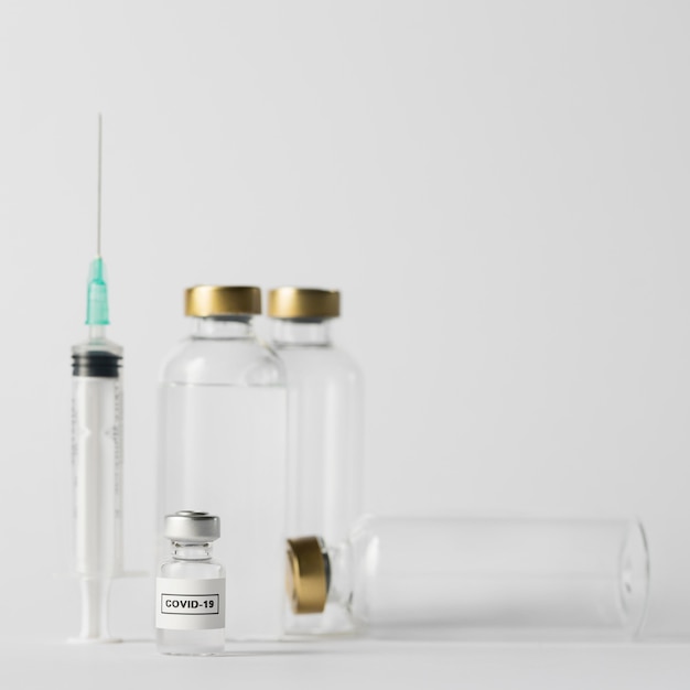 Frascos de seringa e vacina vista frontal