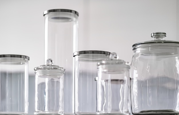 Frascos de vidro vazios para armazenamento de despensa de alimentos Foto Premium