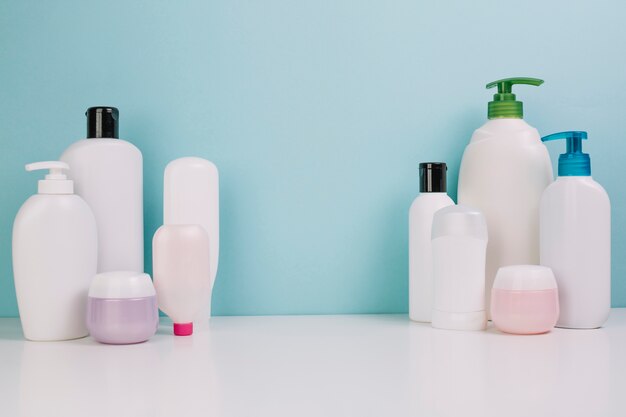 Frascos e frascos de cosméticos sortidos