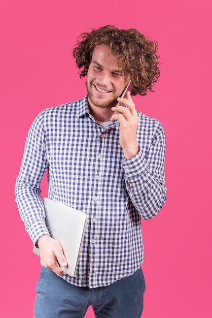 Freelance conceito com homem fazendo ligação