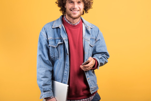 Freelance conceito com homem segurando laptop