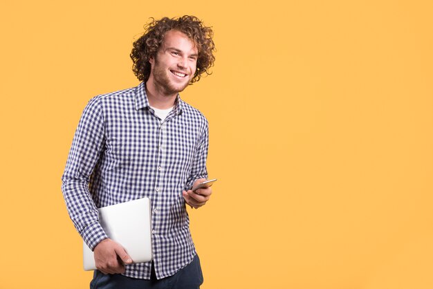 Freelance conceito com homem segurando laptop