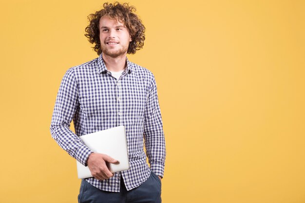 Freelance conceito com homem segurando laptop