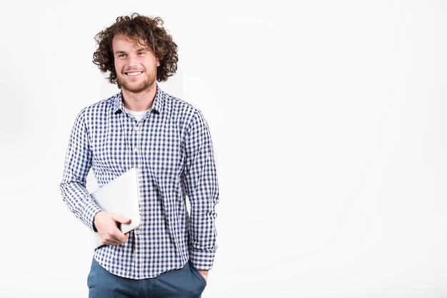 Foto grátis freelance conceito com homem segurando laptop