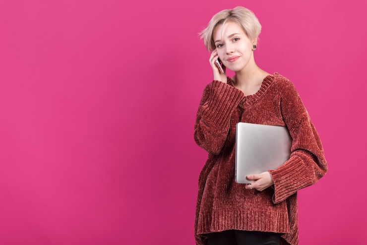 Foto grátis freelance conceito com mulher segurando laptop