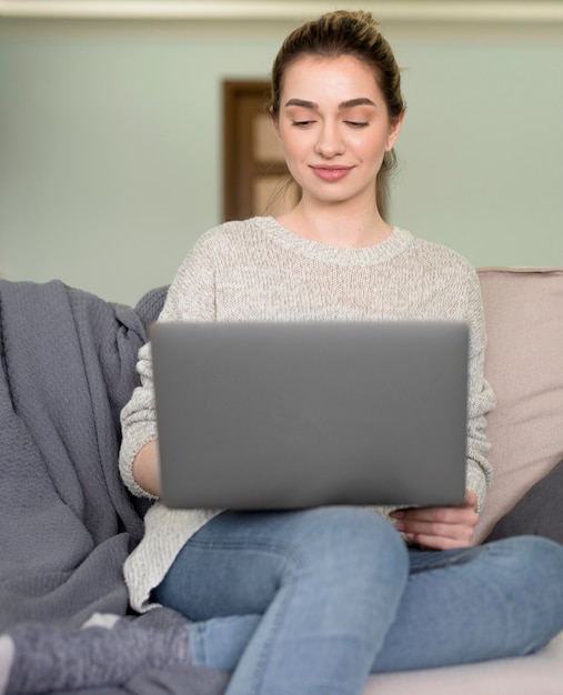 Freelance mulher no sofá trabalhando