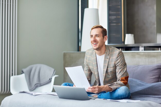 Freelancer alegre trabalhando no projeto