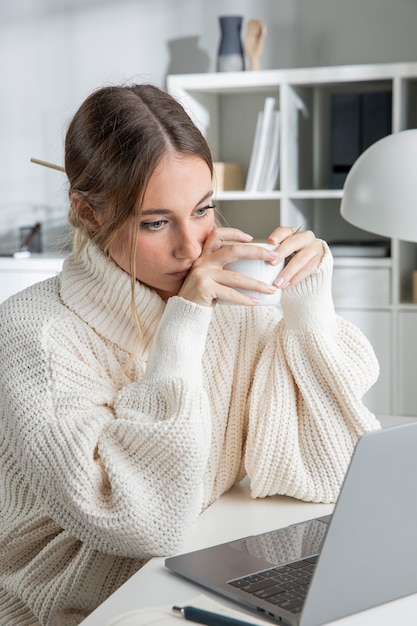 Freelancer de tiro médio na mesa