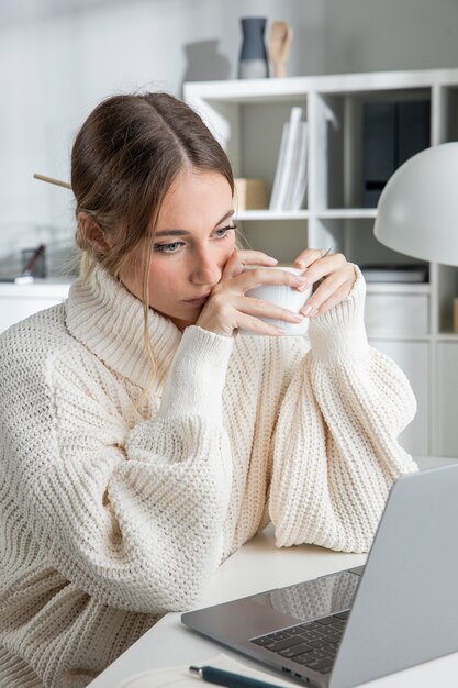 Freelancer de tiro médio na mesa