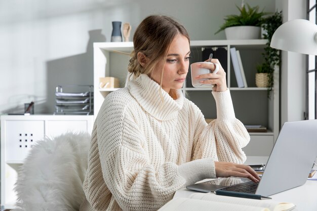 Freelancer de tiro médio trabalhando em uma mesa