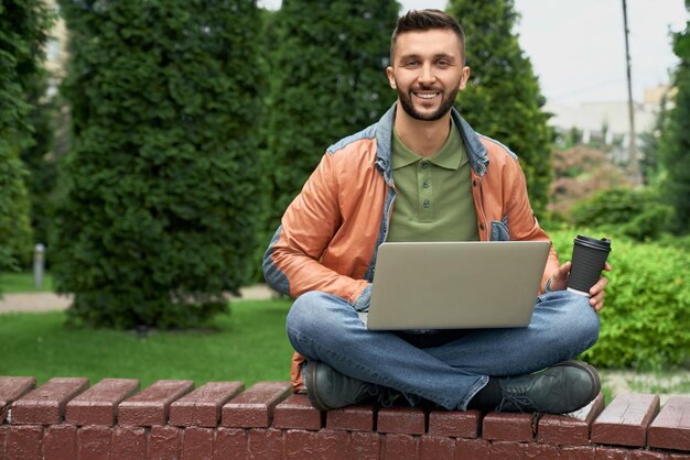 Freelancer posando com laptop e café