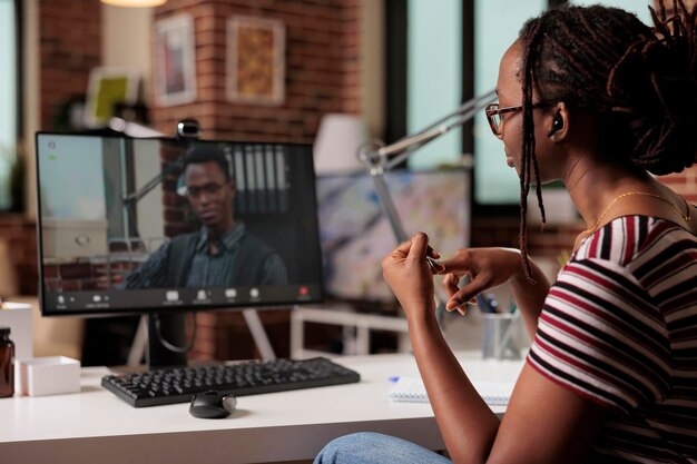 Freelancer tendo entrevista com cliente em videoconferência, mulher trabalhando em home office. Funcionário participando de reunião virtual, trabalhador remoto falando em teleconferência, videochamada online