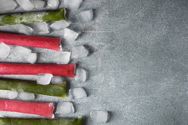 Foto grátis freezies brasileiros típicos com natureza morta de frutas