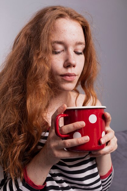 Frekles linda mulher desfrutando de café