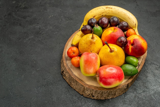 Frente, composição de frutas frutas frescas na cor cinza da mesa madura muitos frescos