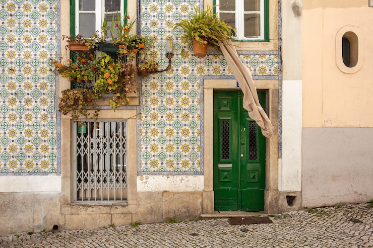 Foto grátis frente de casa tradicional em lisboa
