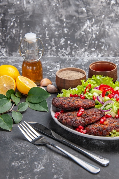 Frente deliciosas costeletas de carne com salada fresca